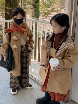 Детское твидовое пальто 2022, Новинка зимы, Корейское пальто средней длины с капюшоном для мальчиков и девочек, утолщенное пальто средней длины